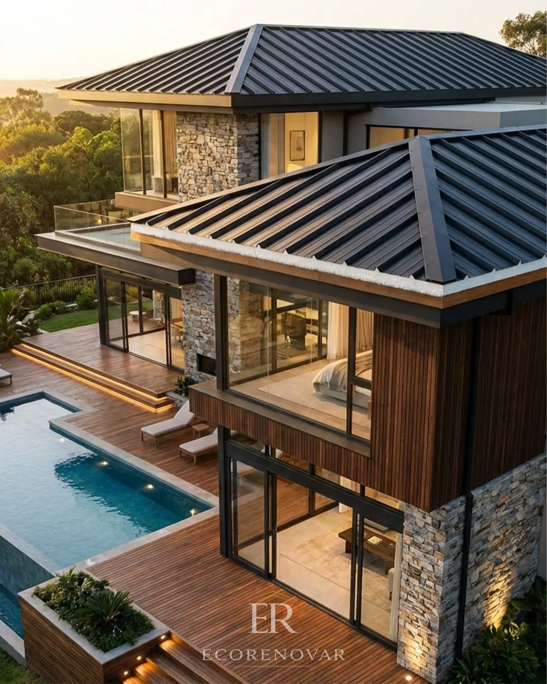 Residência de alto padrão com cobertura metálica termoacústica escura, piscina e fachada em pedra e madeira ao entardecer